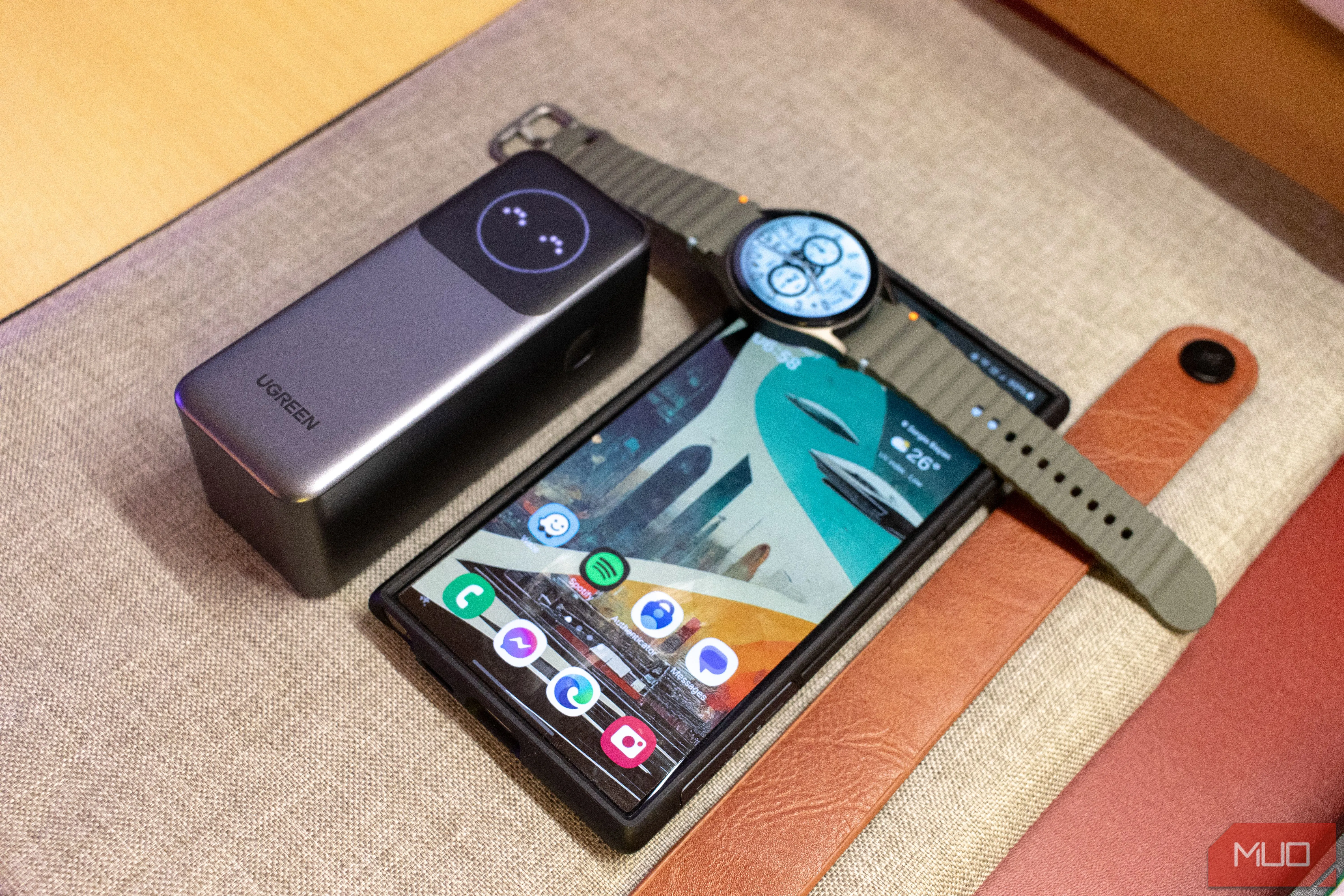 Sạc dự phòng Ugreen Nexode 12000mAh cùng điện thoại Samsung S24 Ultra và đồng hồ Galaxy Watch7