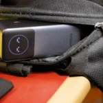 Sạc dự phòng Ugreen Nexode 12000mAh trong ba lô, vật dụng cần thiết để sạc laptop khi làm việc tại quán cà phê.