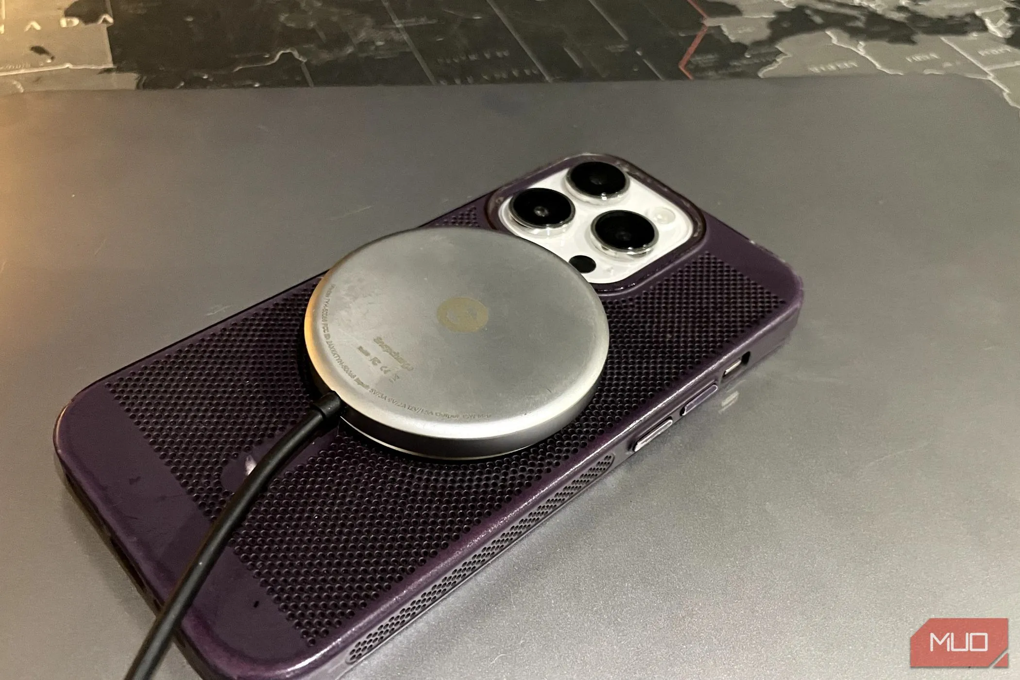 Sạc không dây iPhone trên một chiếc iPhone