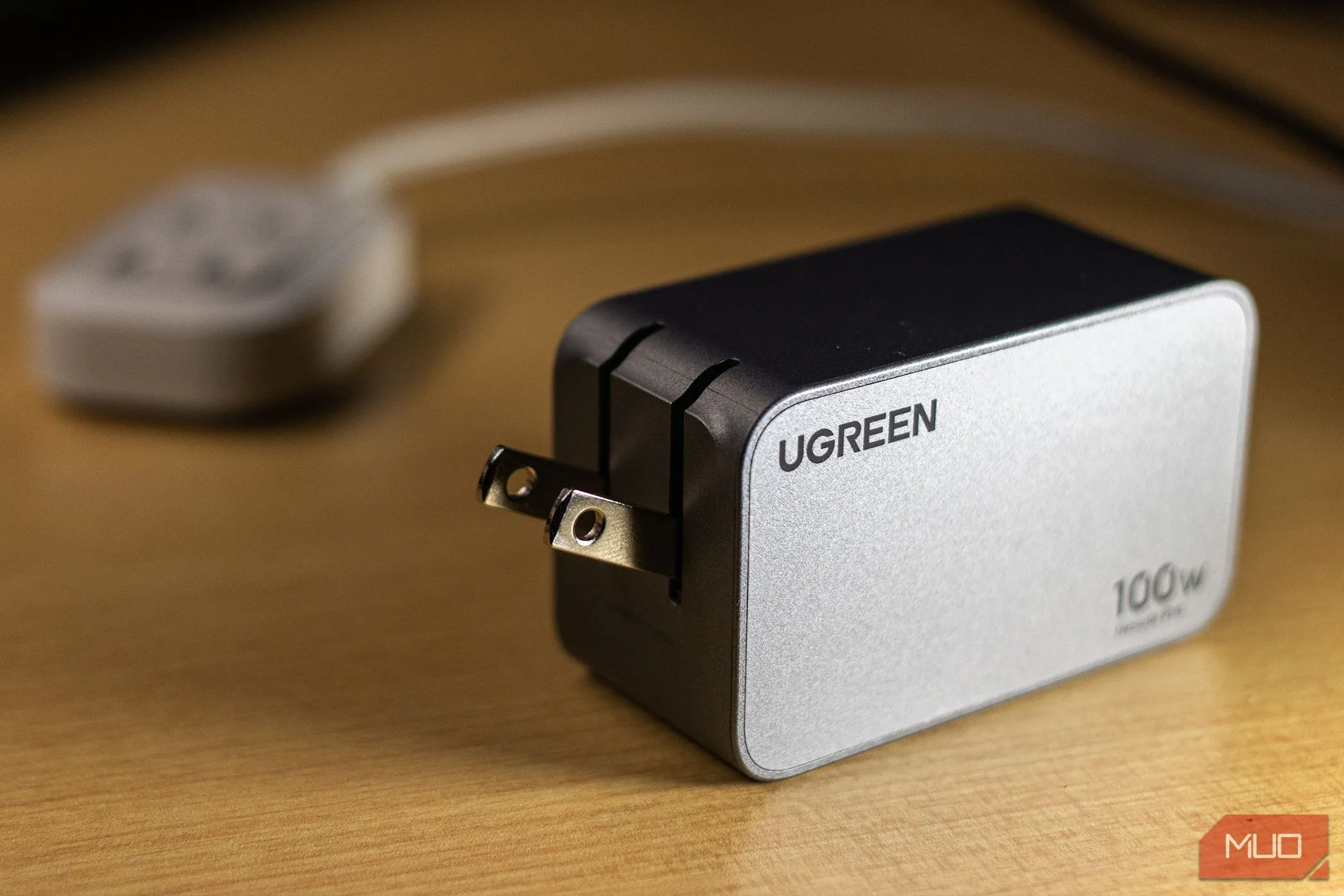 Sạc tường Ugreen Nexode Pro 100W USB-C nhỏ gọn với chân gập tiện lợi