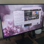 Samsung DeX trên màn hình ngoài hiển thị thanh tác vụ ẩn, minh họa khả năng biến điện thoại thành máy tính để bàn.