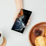 Samsung Galaxy S22 Ultra màu trắng minh họa màn hình LTPO.