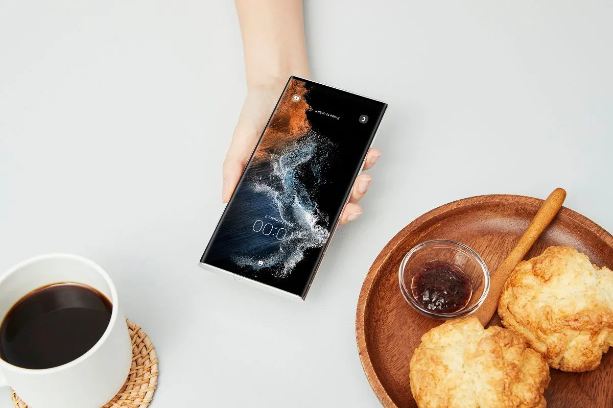 Samsung Galaxy S22 Ultra màu trắng minh họa màn hình LTPO.