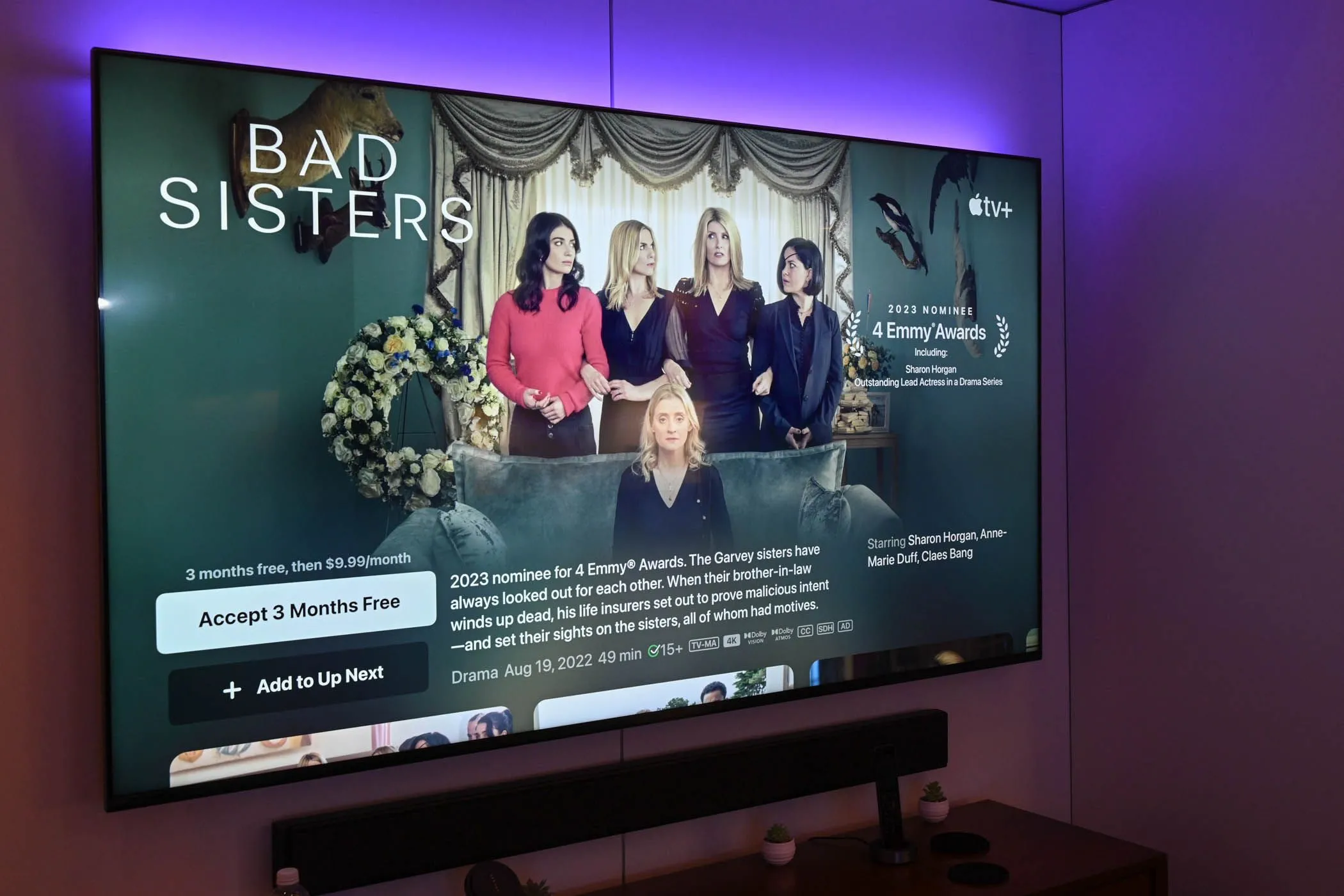 Smart TV hiển thị màn hình với ánh đèn màu phía sau, minh họa cho việc pop-up lạ có thể xuất hiện đột ngột.