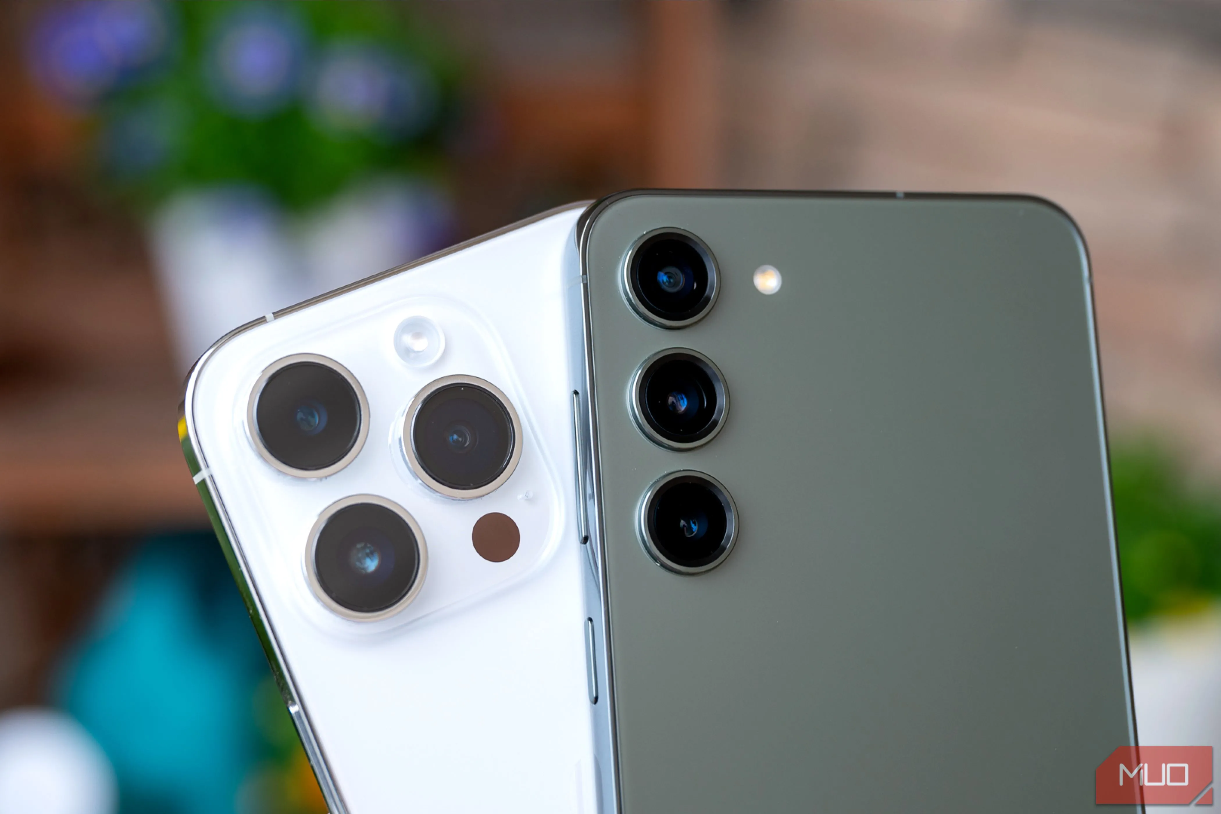 So sánh camera sau của điện thoại Samsung Galaxy S23+ chạy Android và Apple iPhone 14 Pro