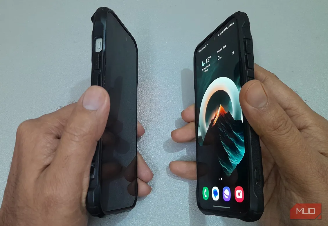 So sánh góc nhìn của kính cường lực chống nhìn trộm với kính cường lực thông thường trên điện thoại