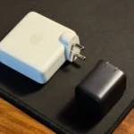 So sánh kích thước củ sạc nhỏ gọn với bộ sạc MacBook lớn để minh họa sự khác biệt công suất sạc
