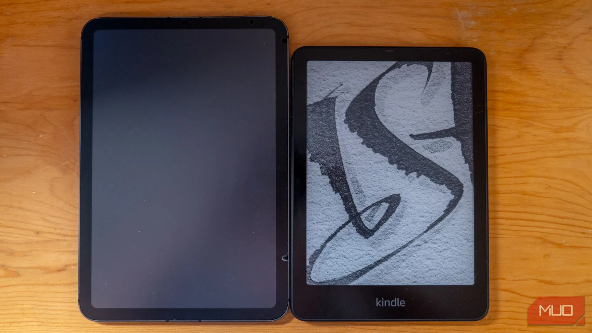 So sánh kích thước máy đọc sách Kindle Paperwhite và iPad mini