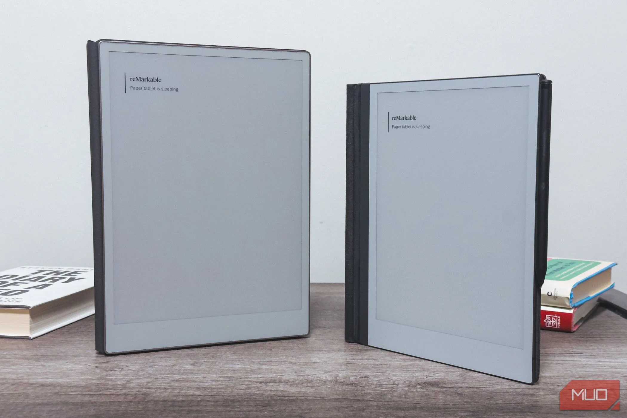So sánh kích thước reMarkable Paper Pro và reMarkable 2 trên bề mặt gỗ