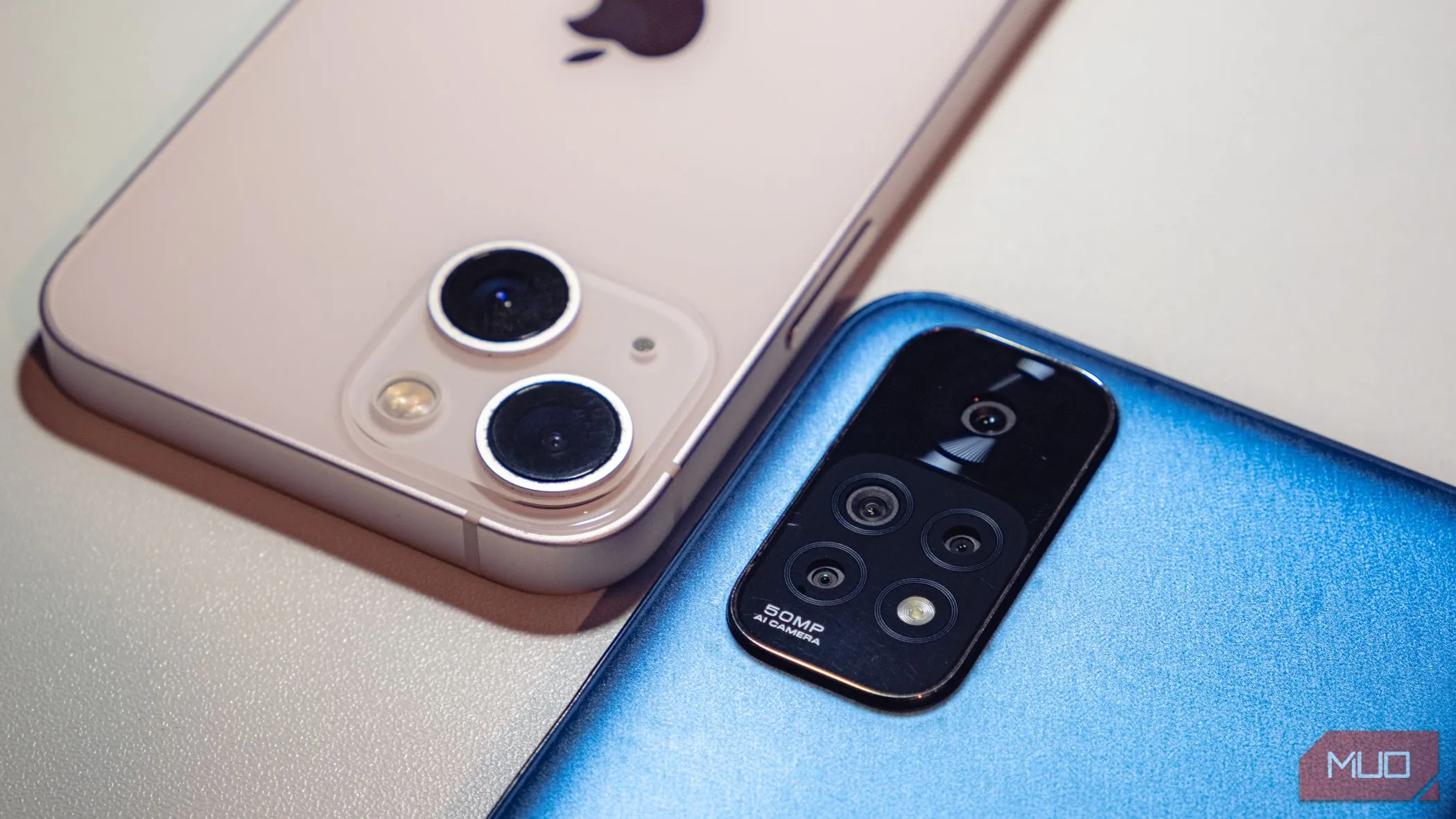 So sánh kích thước và thiết kế camera điện thoại và máy ảnh chuyên dụng đặt cạnh nhau