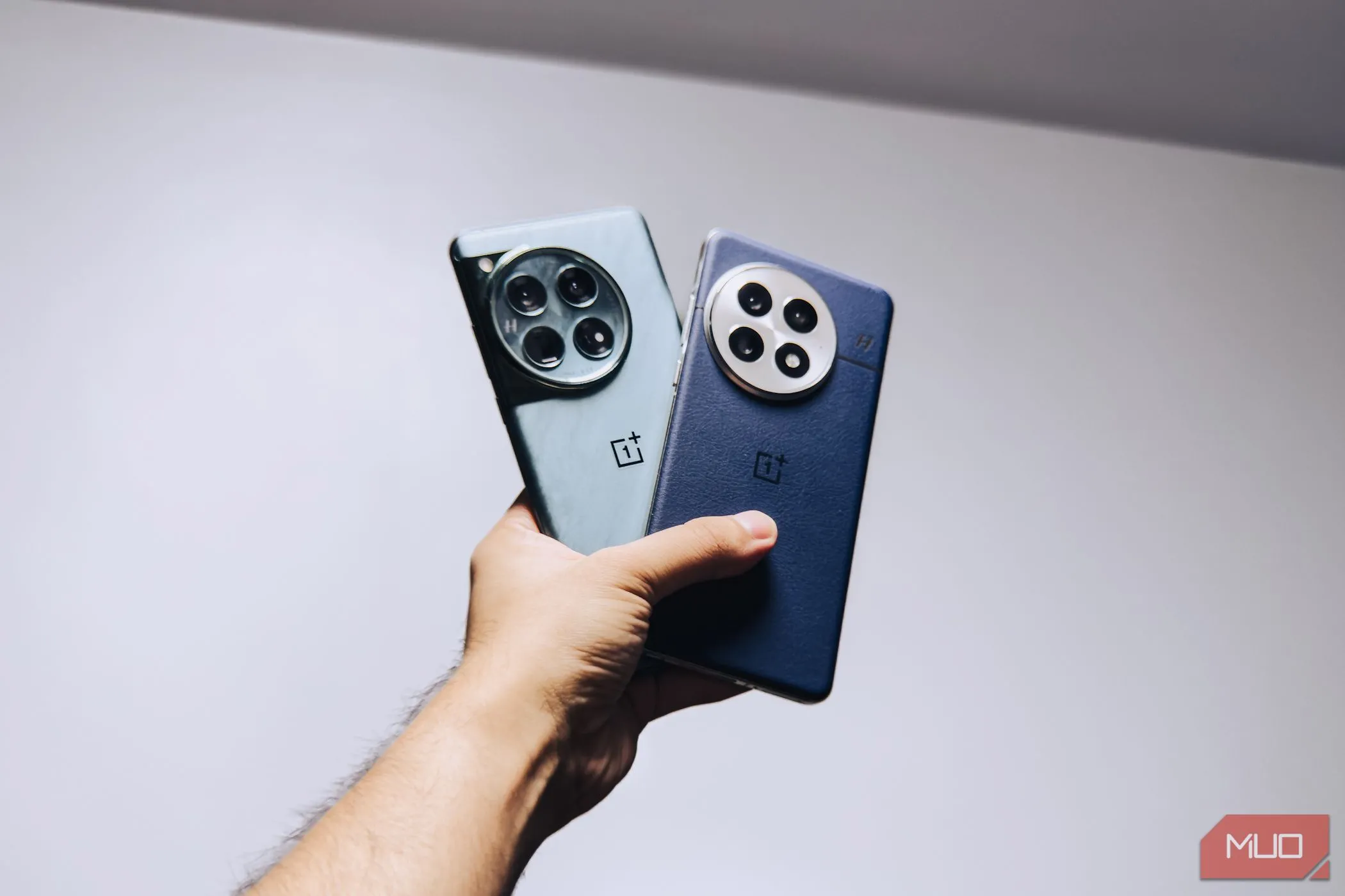 So sánh kích thước và thiết kế OnePlus 13 với OnePlus 12.