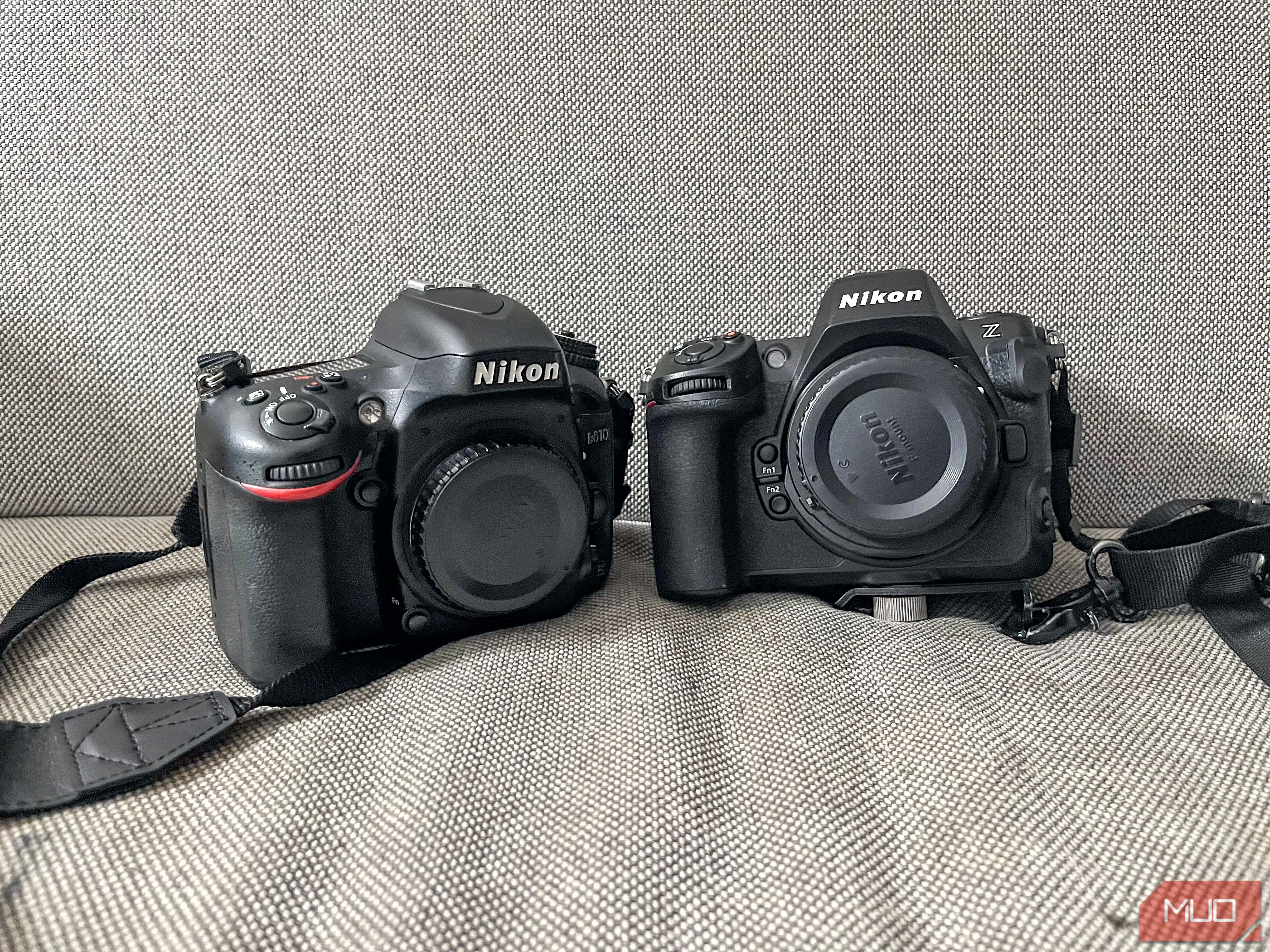 So sánh kích thước và trọng lượng giữa máy ảnh Mirrorless và DSLR, cho thấy sự khác biệt không đáng kể khi gắn adapter