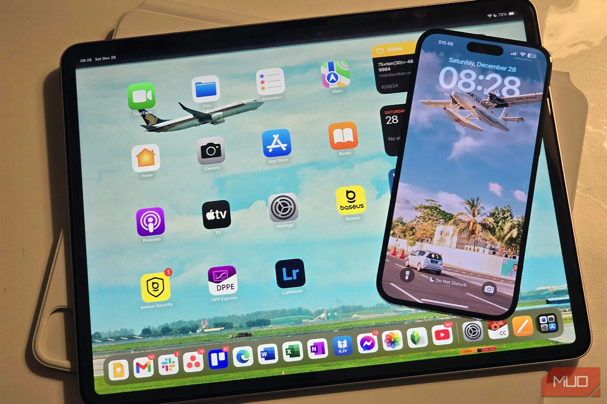 So sánh màn hình lớn 13 inch của iPad Air với kích thước của iPhone 14 Pro Max