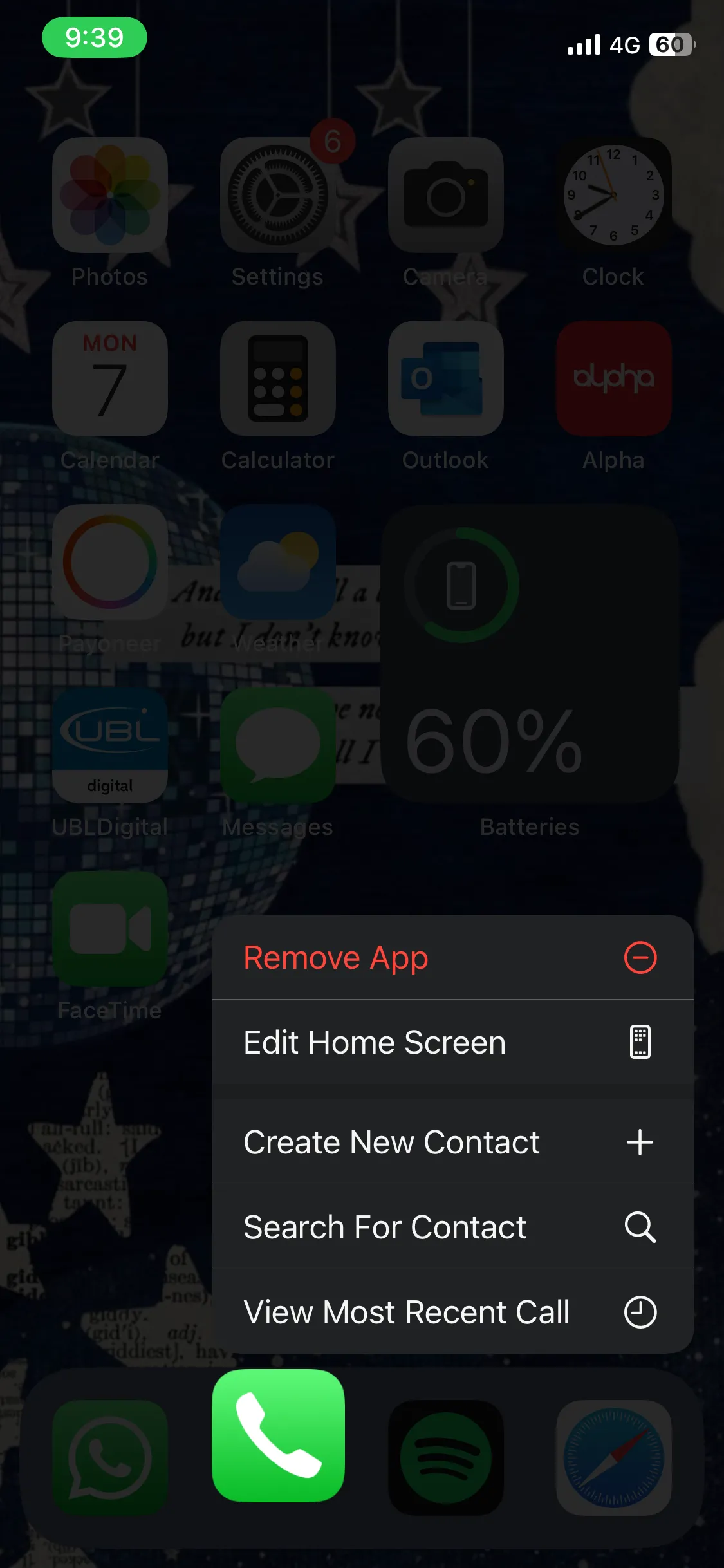 So sánh menu ngữ cảnh ứng dụng Điện thoại với và không có tính năng Giảm độ trong suốt (Reduce Transparency) được bật trên iPhone.