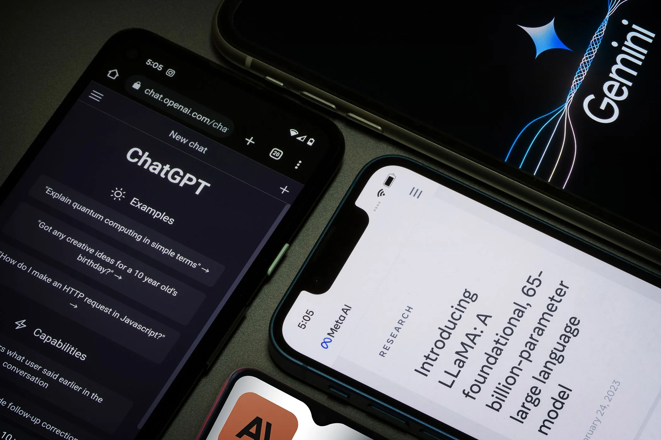 So sánh Meta AI, ChatGPT và Gemini trên các màn hình điện thoại, nhấn mạnh sự lựa chọn công cụ AI