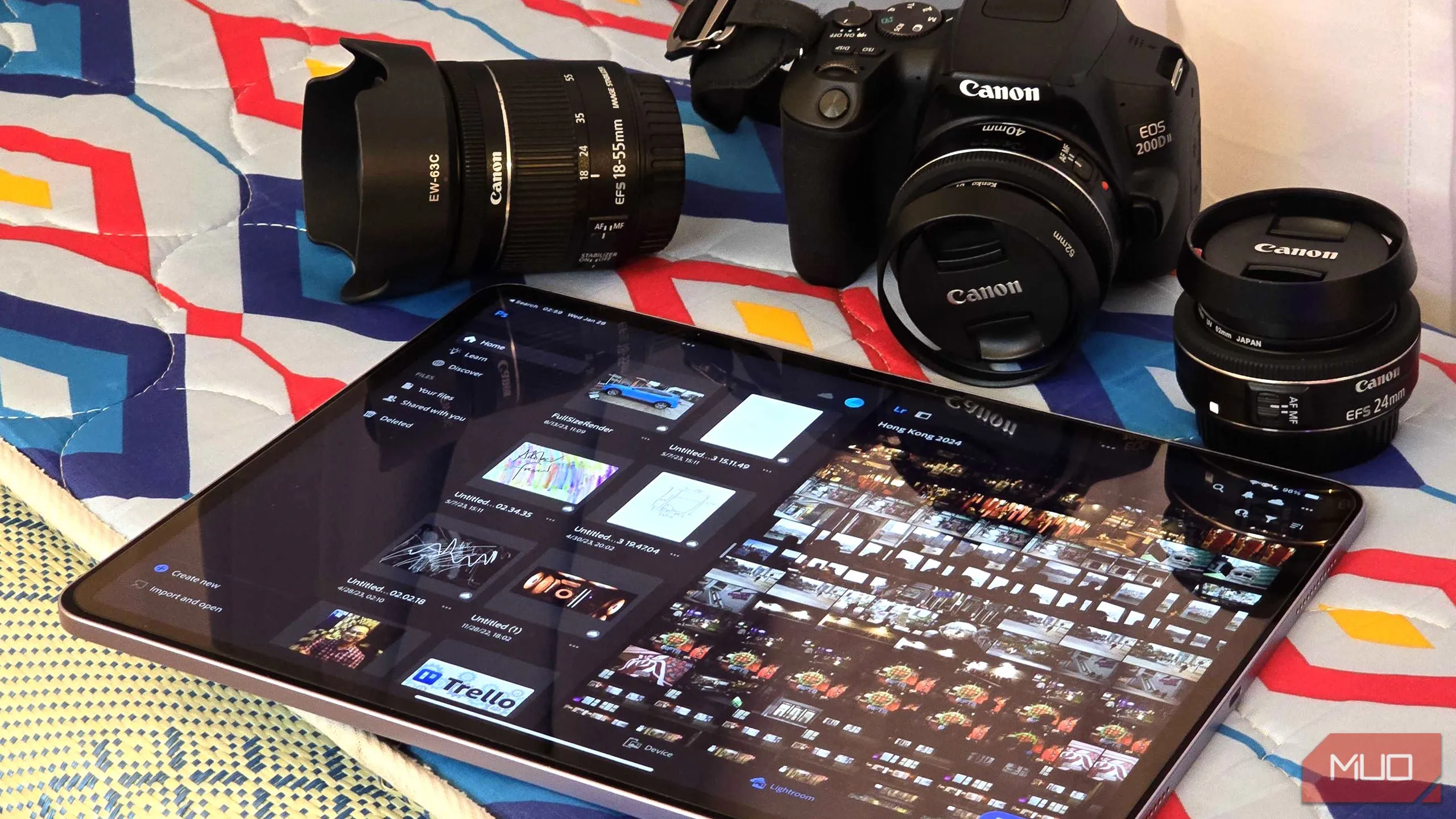Sử dụng Adobe Photoshop và Lightroom trên iPad, thể hiện khả năng làm việc đa nền tảng và tính di động của gói Photography Plan.