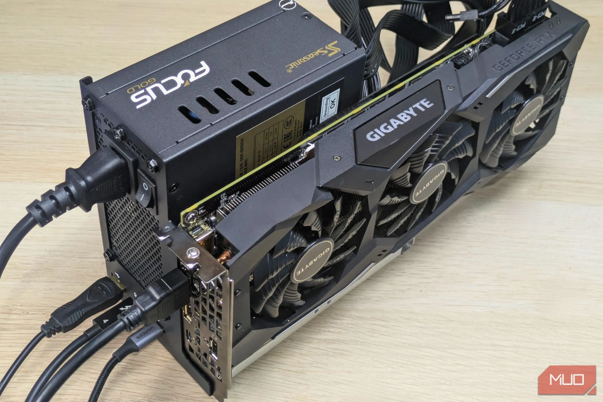 Sử dụng các tính năng mở rộng cổng USB trên dock eGPU