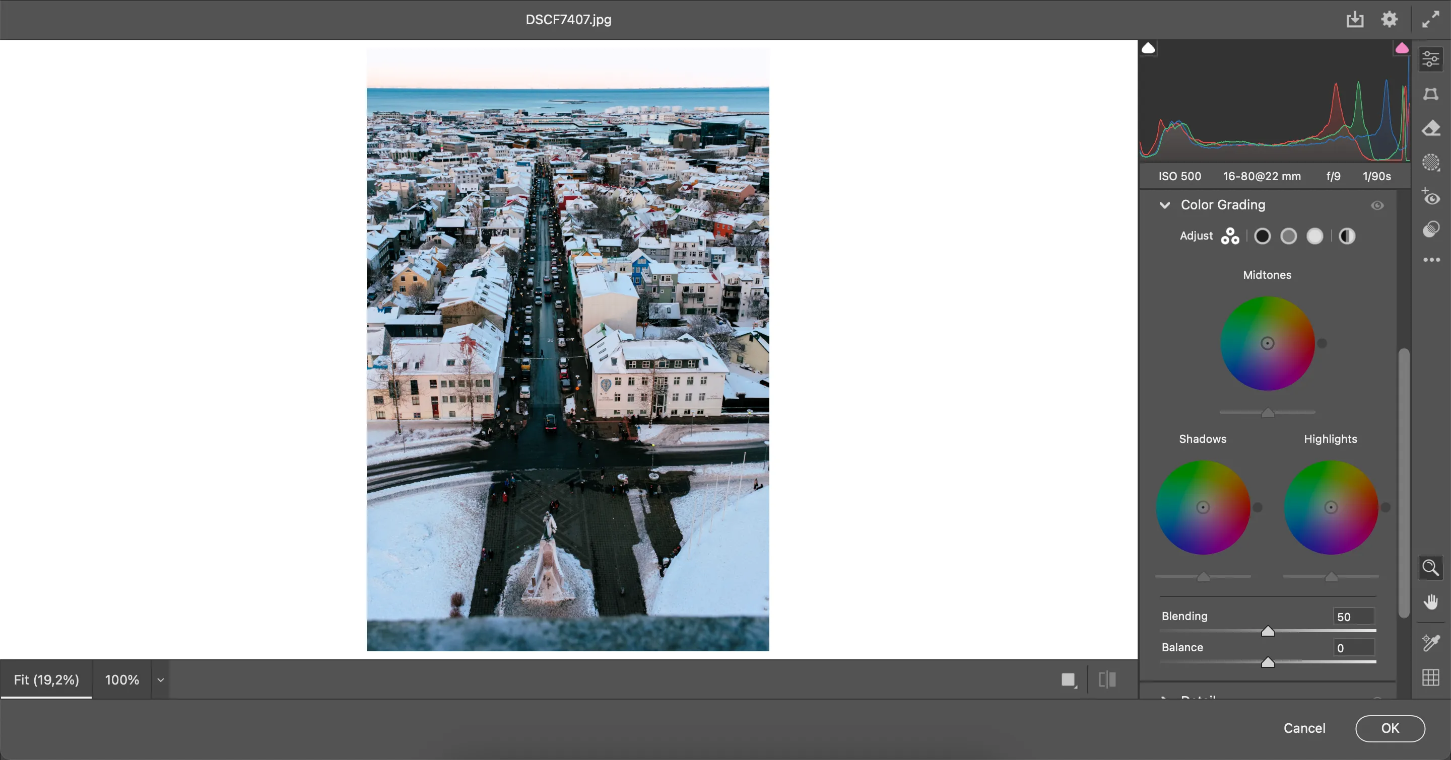 Sử dụng Camera Raw để chỉnh sửa ảnh từ Photoshop, thể hiện sự tương đồng với Lightroom.