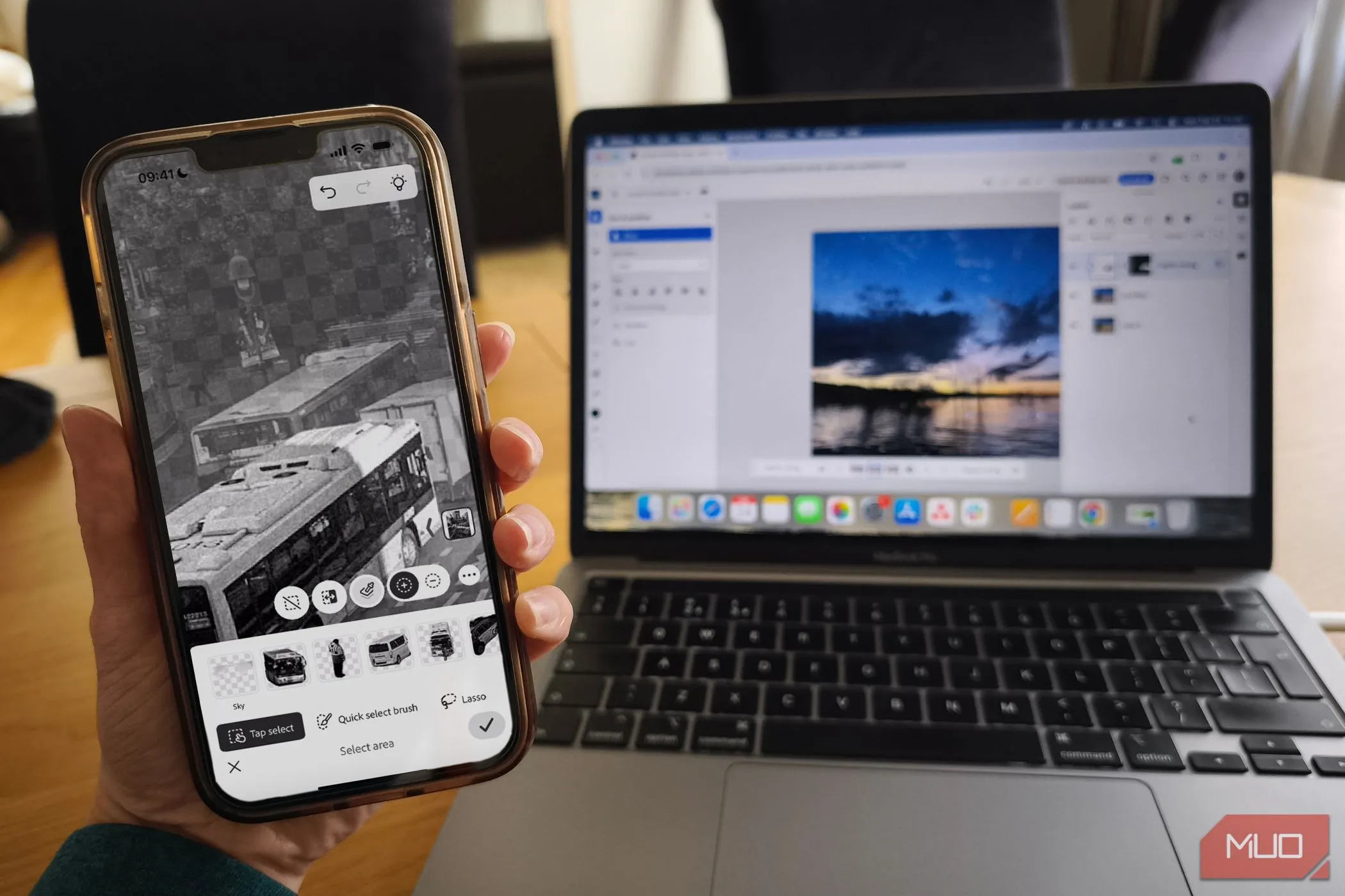 Sự kết hợp linh hoạt giữa ứng dụng Photoshop Mobile và phiên bản Photoshop trên nền web, hiển thị trên MacBook