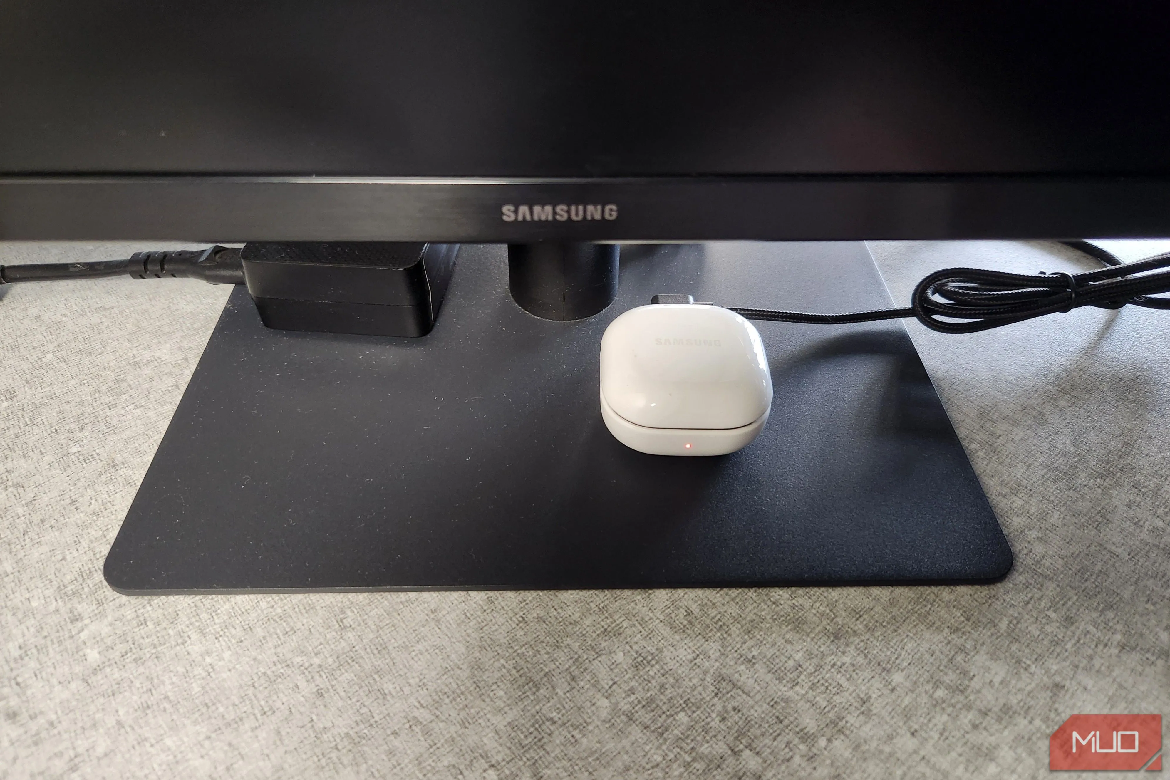 Tai nghe Bluetooth đang sạc pin qua cổng USB trên màn hình máy tính
