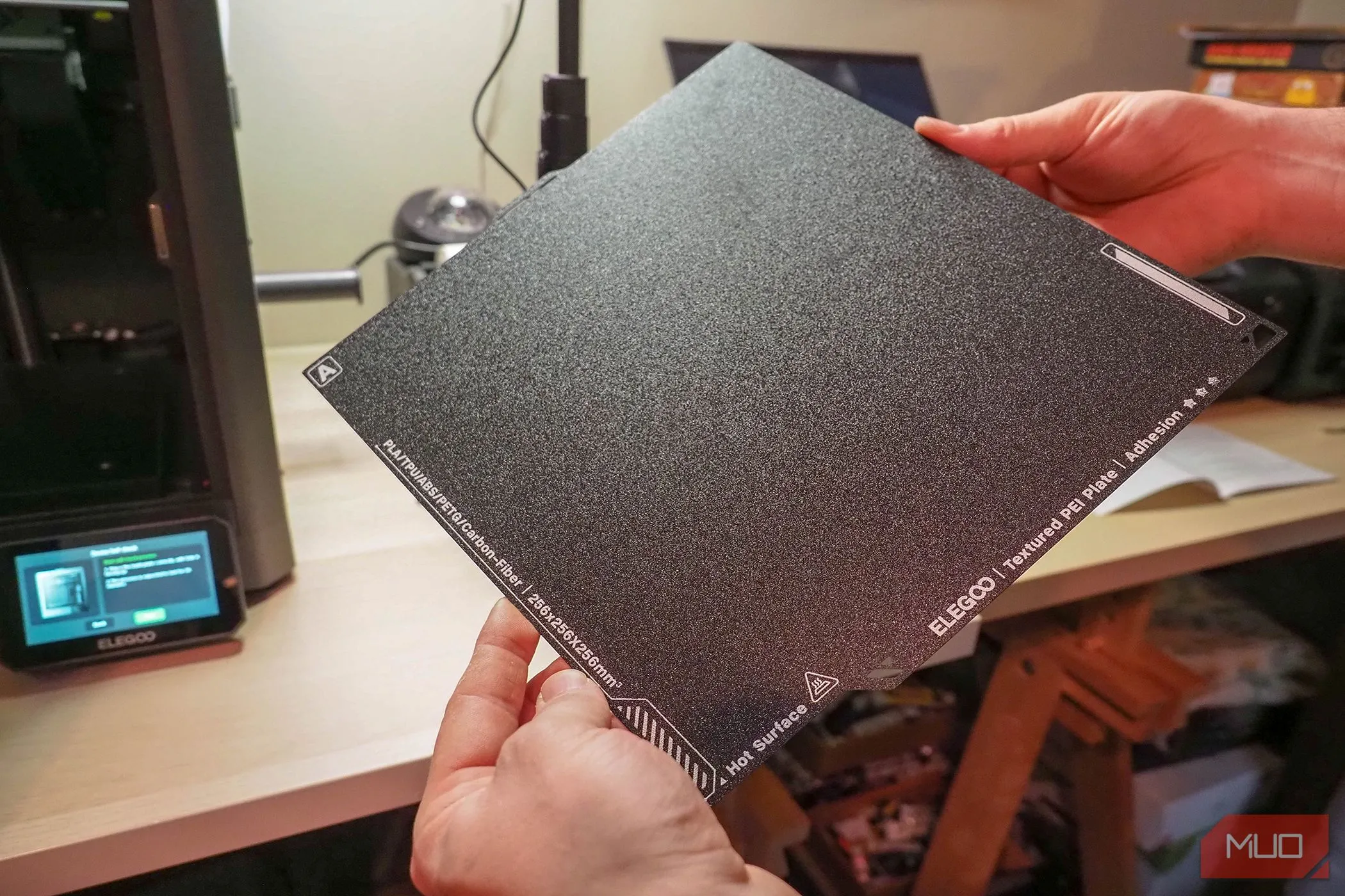 Tấm in hai mặt PEI của máy in Elegoo Centauri Carbon, hiển thị mặt dành cho PLA