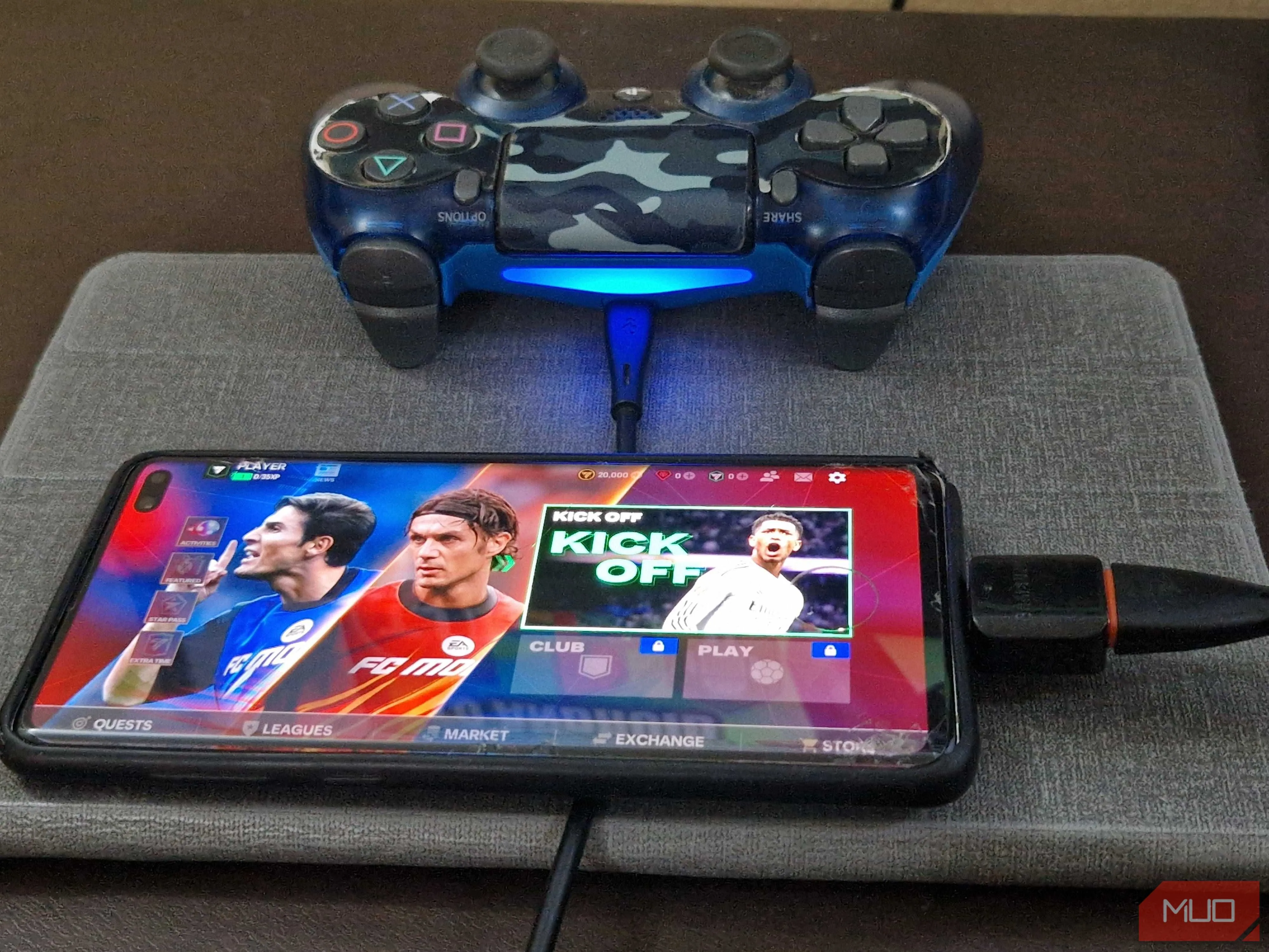 Tay cầm PS4 kết nối với điện thoại qua bộ chuyển đổi OTG và cáp USB