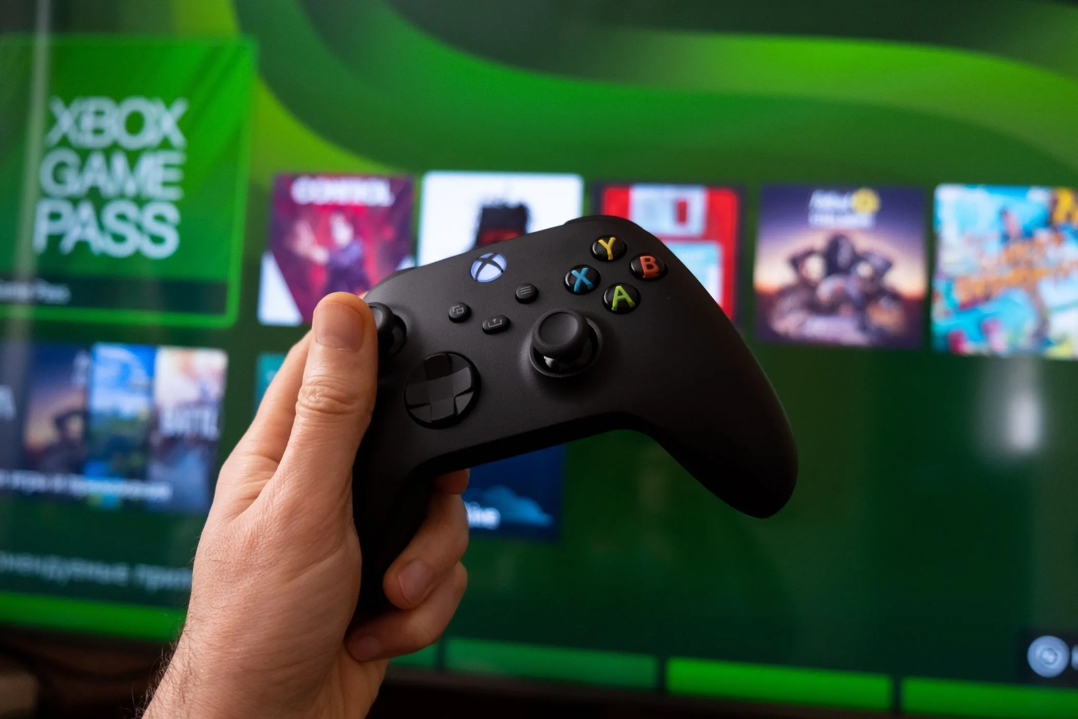 Tay cầm Xbox và màn hình chơi game, minh họa trường hợp PCM tối ưu cho game thủ