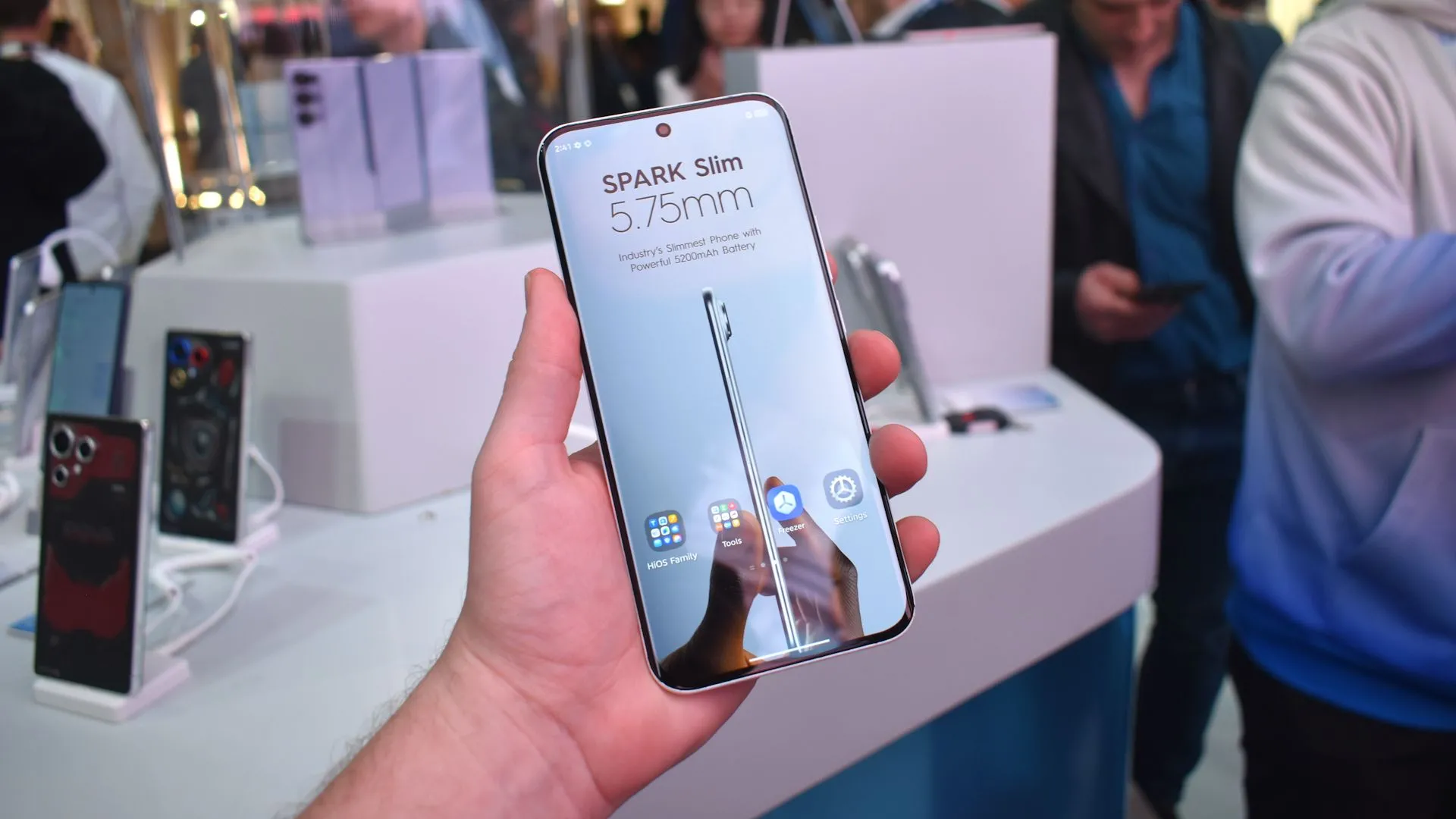 Tecno Spark Slim Concept, điện thoại thông minh siêu mỏng được trưng bày tại MWC 2025.