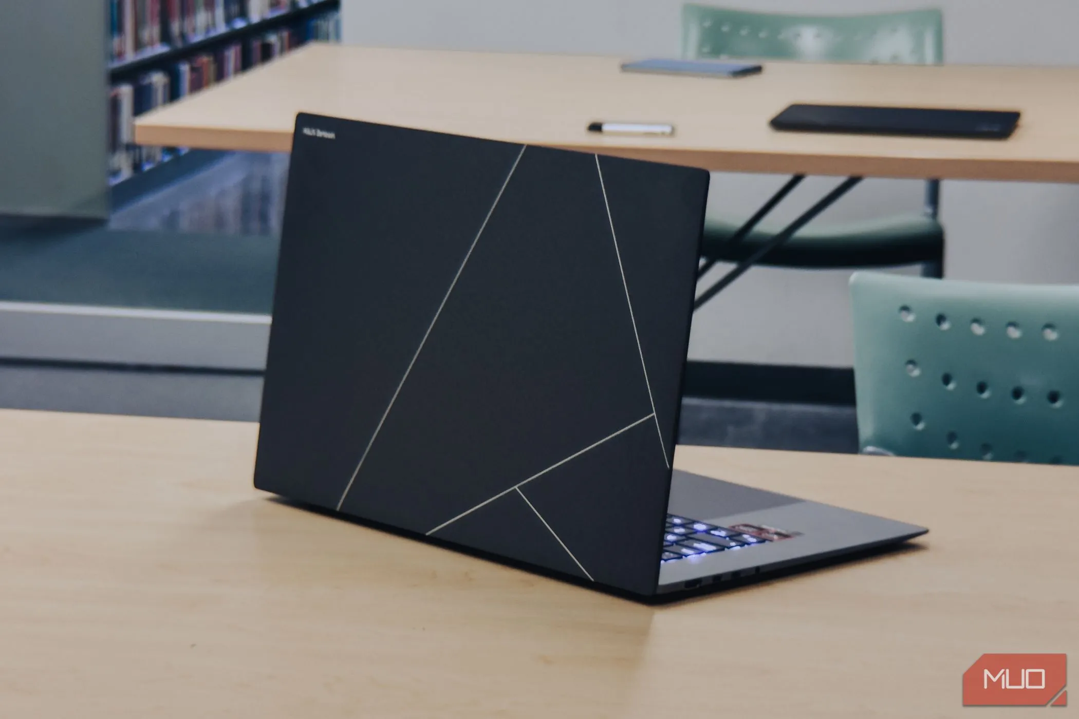 Thân máy mỏng nhẹ của laptop ASUS Zenbook S 16 OLED nhìn từ góc nghiêng