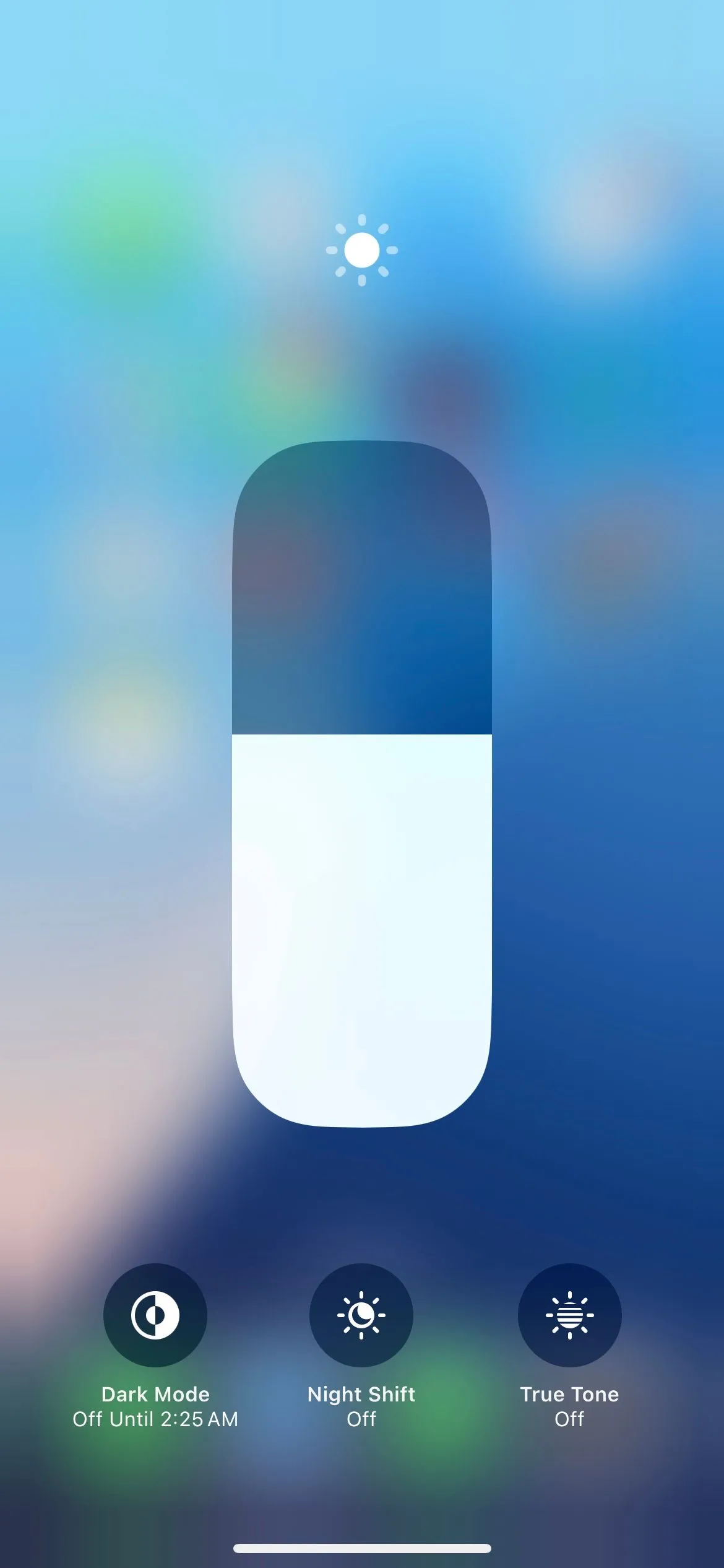 Thanh điều chỉnh độ sáng màn hình trong Trung tâm điều khiển iPhone.