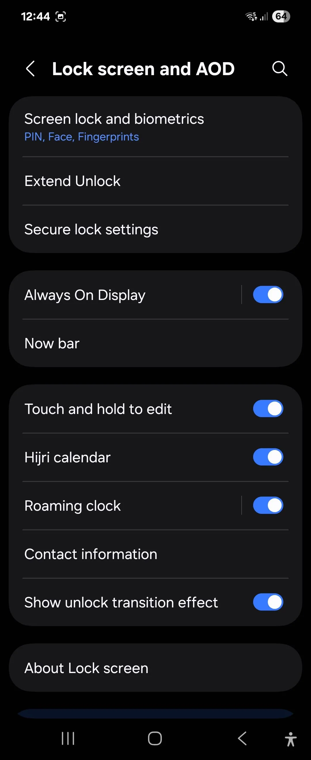 Thanh Now Bar hiển thị thông báo trực quan và giao diện cài đặt Now Bar trên Galaxy Z Flip 6 chạy One UI 7