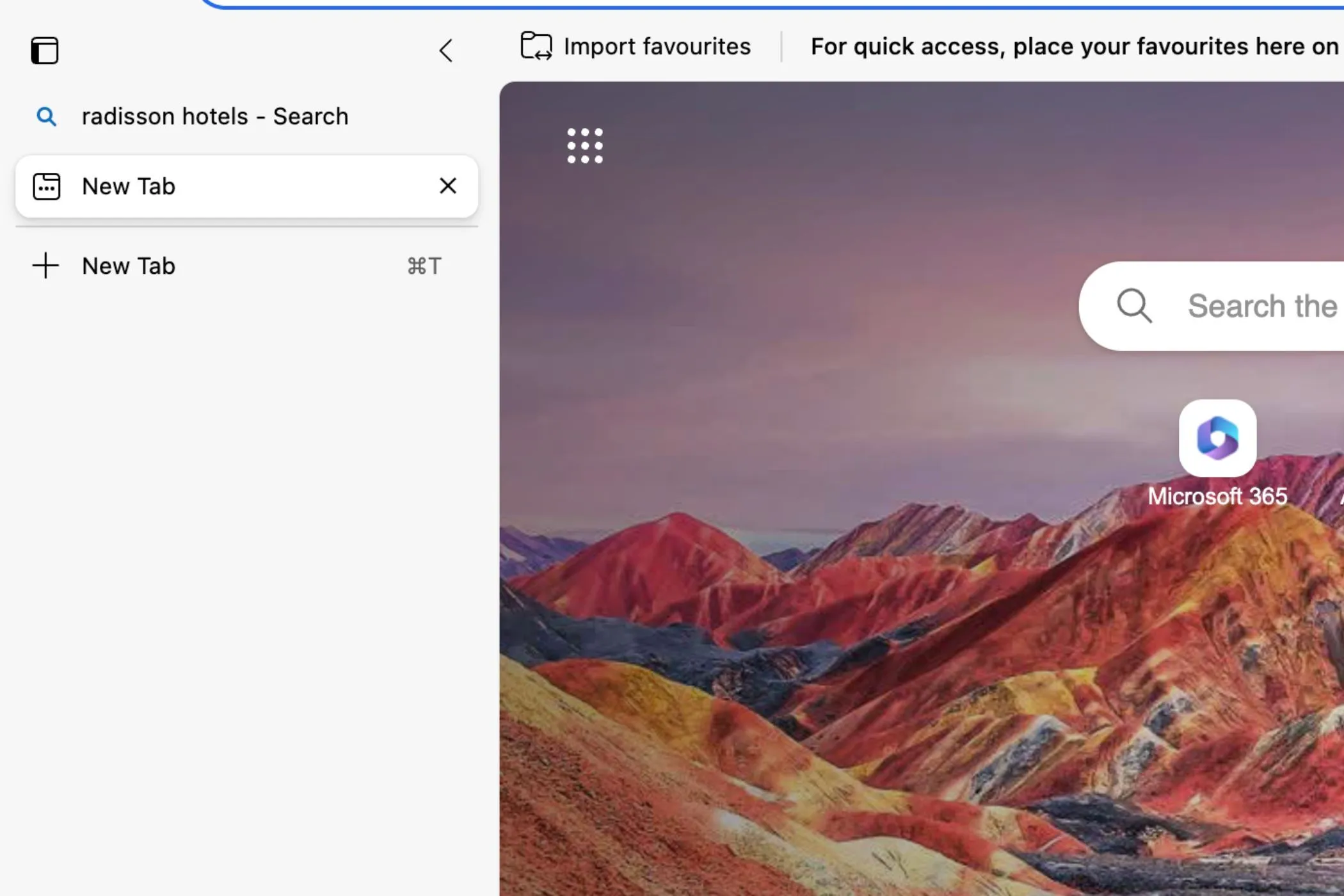 Thanh tab dọc (Vertical Tabs) của Microsoft Edge hiển thị các tab trình duyệt được sắp xếp theo chiều dọc ở bên trái màn hình, tối ưu không gian và giúp quản lý tab dễ dàng hơn.