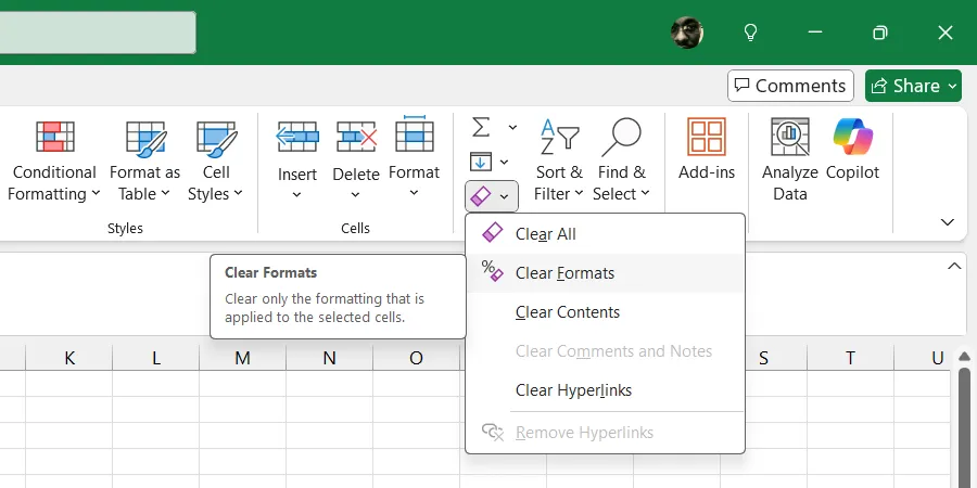 Thao tác Clear Formats để xóa định dạng không cần thiết trong bảng tính Excel.