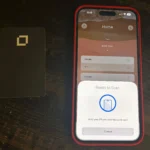 Thẻ ngân hàng và điện thoại Android minh họa công nghệ NFC trong thanh toán không tiếp xúc