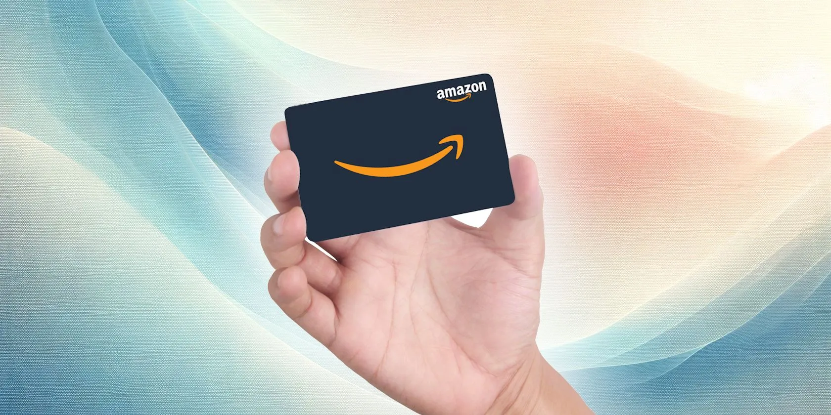 Thẻ quà tặng Amazon trong tay, biểu tượng của lừa đảo gift card trong dịp lễ Valentine