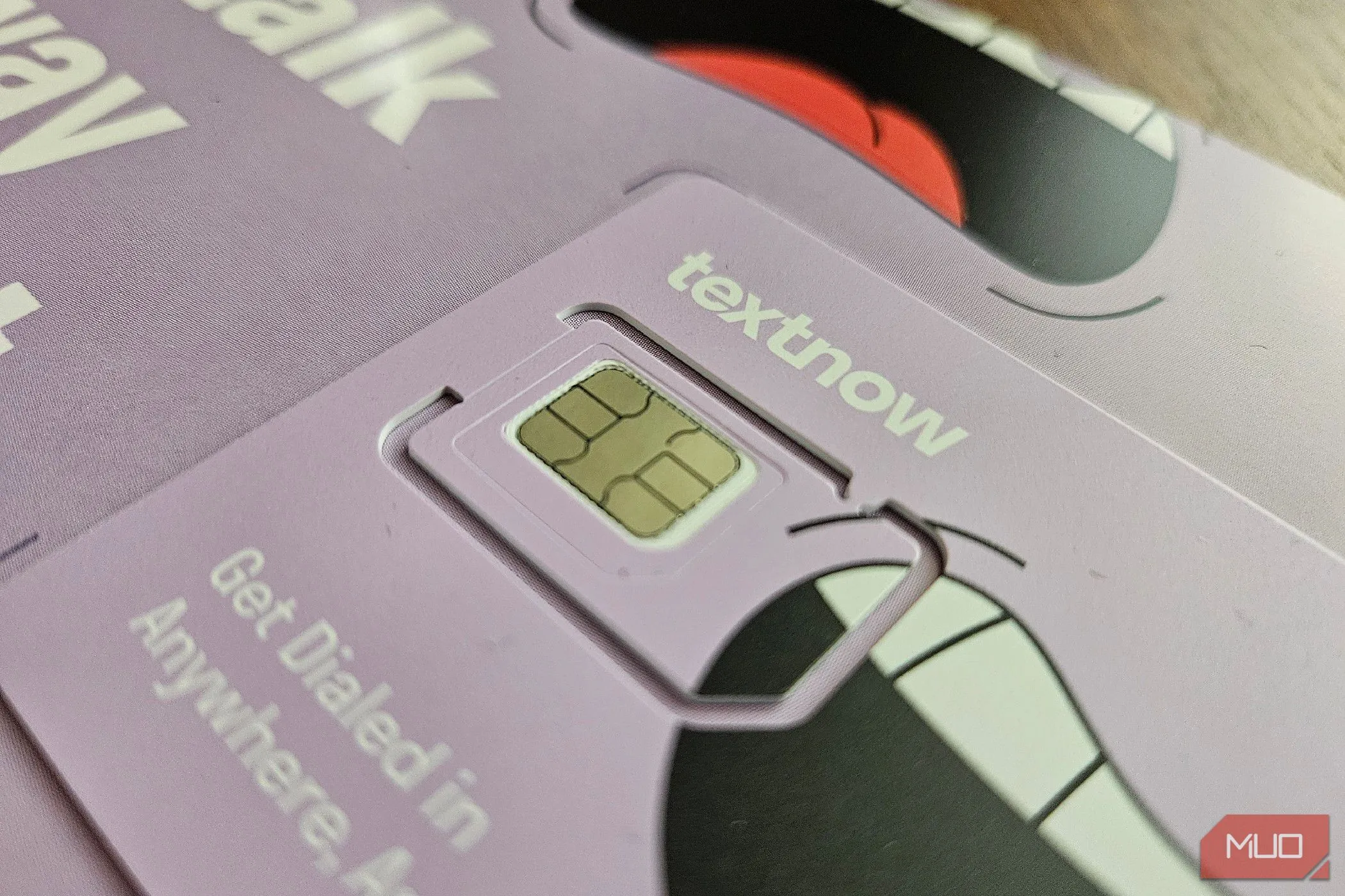 Thẻ SIM điện thoại di động, tượng trưng cho sự phụ thuộc vào nhà mạng của RCS.