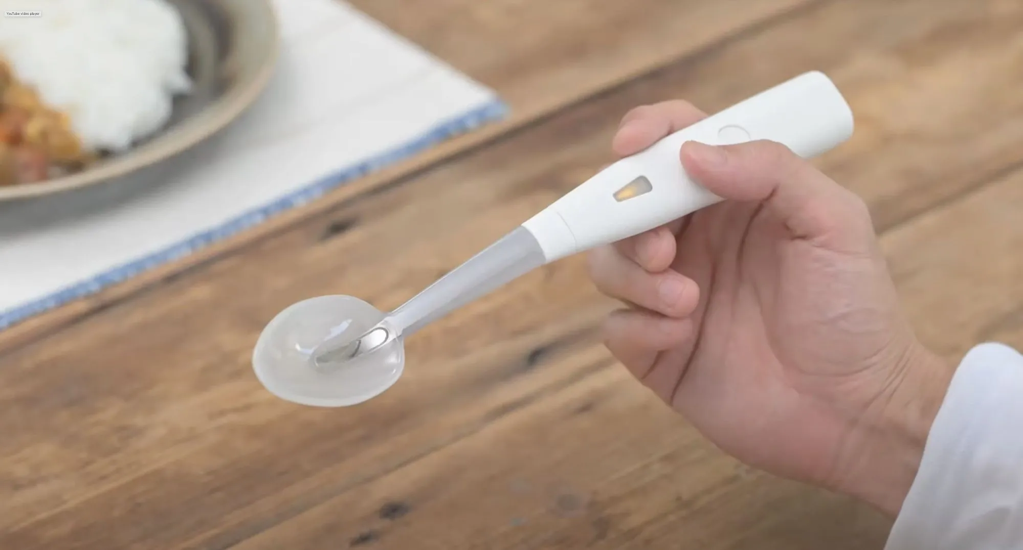 Thìa điện tử Kirin Electric Salt Spoon độc đáo tại CES 2025