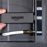 Thiết bị Amazon Fire TV Stick cắm vào cổng HDMI của TV, minh họa cách các thiết bị ngoại vi kết nối và có thể thu thập dữ liệu