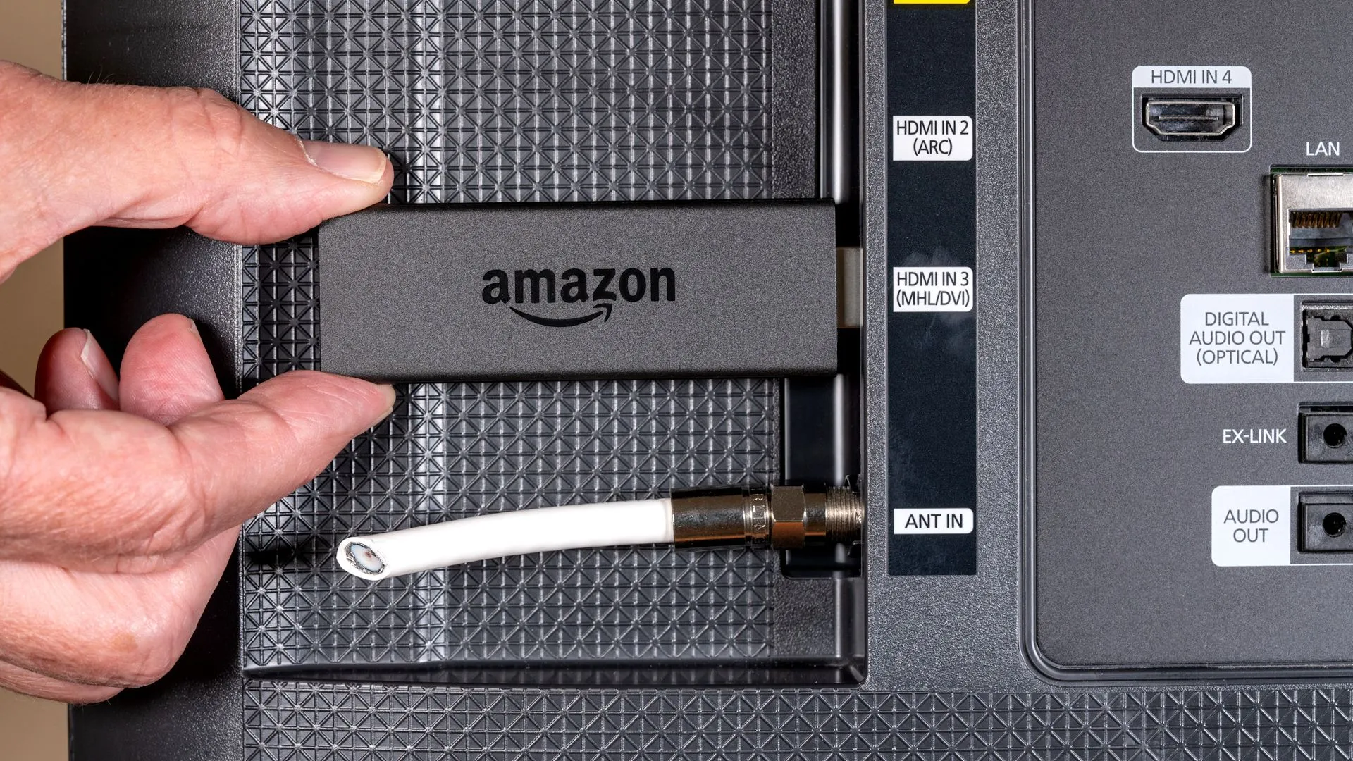 Thiết bị Amazon Fire TV Stick cắm vào cổng HDMI của TV, minh họa cách các thiết bị ngoại vi kết nối và có thể thu thập dữ liệu