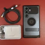 Thiết bị cần thiết để quay video timelapse bằng điện thoại, bao gồm điện thoại, sạc dự phòng, cáp và ổ USB-C để mở rộng dung lượng