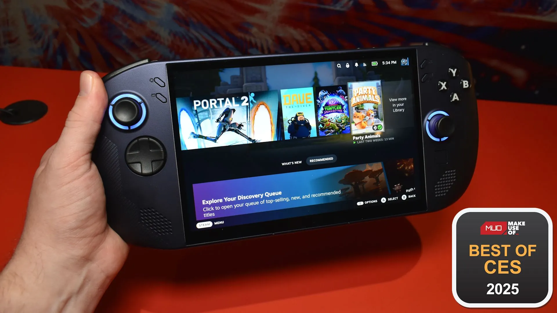 Thiết bị chơi game cầm tay Lenovo Legion Go S màu đen, nổi bật huy hiệu giải thưởng CES 2025, thu hút sự chú ý của giới công nghệ.
