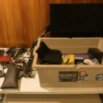 Thiết bị công nghệ được tập hợp trong một chiếc hộp lớn