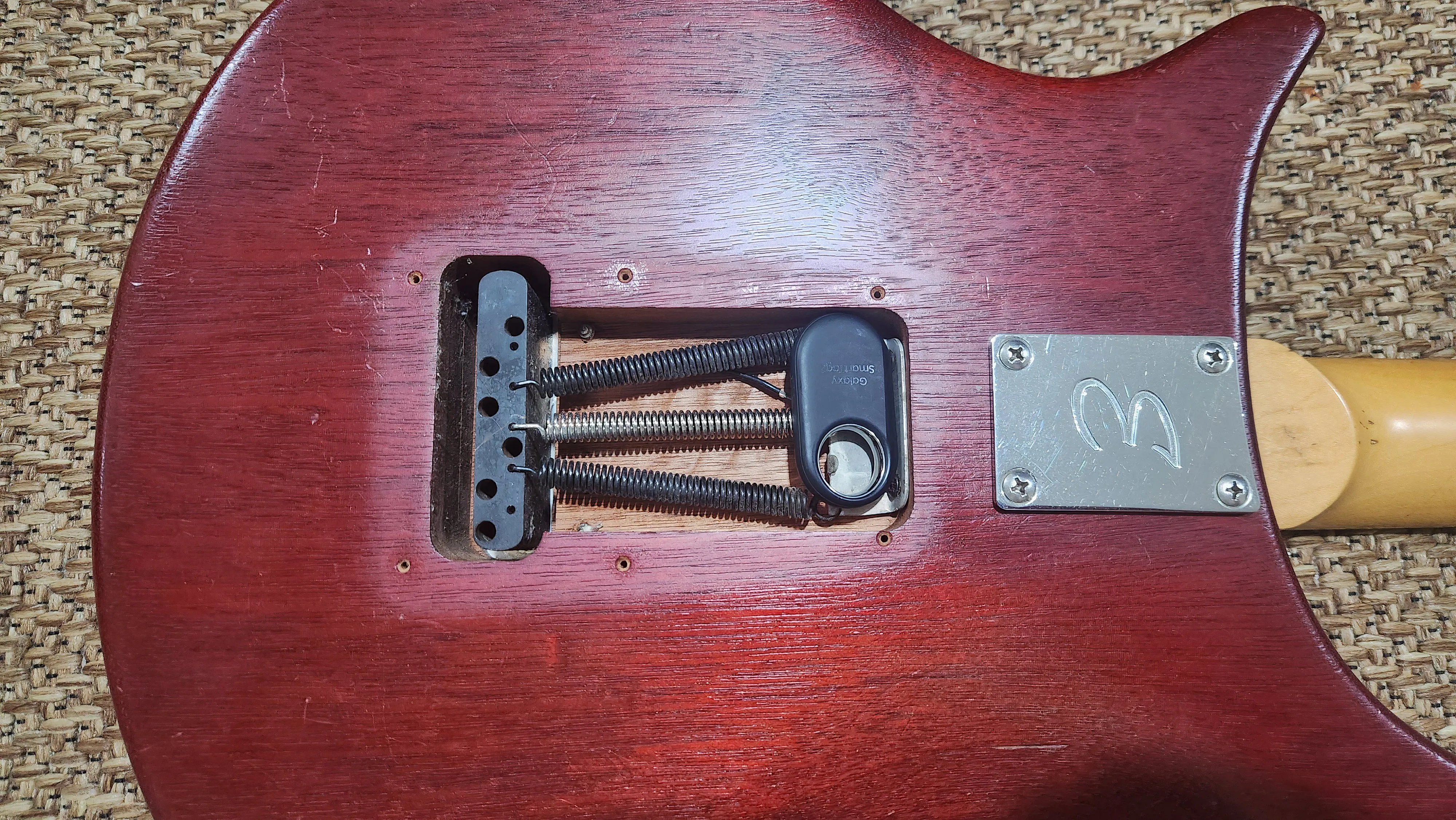Thiết bị định vị AirTag được giấu kín bên trong thùng đàn guitar, giúp bảo vệ nhạc cụ đắt tiền
