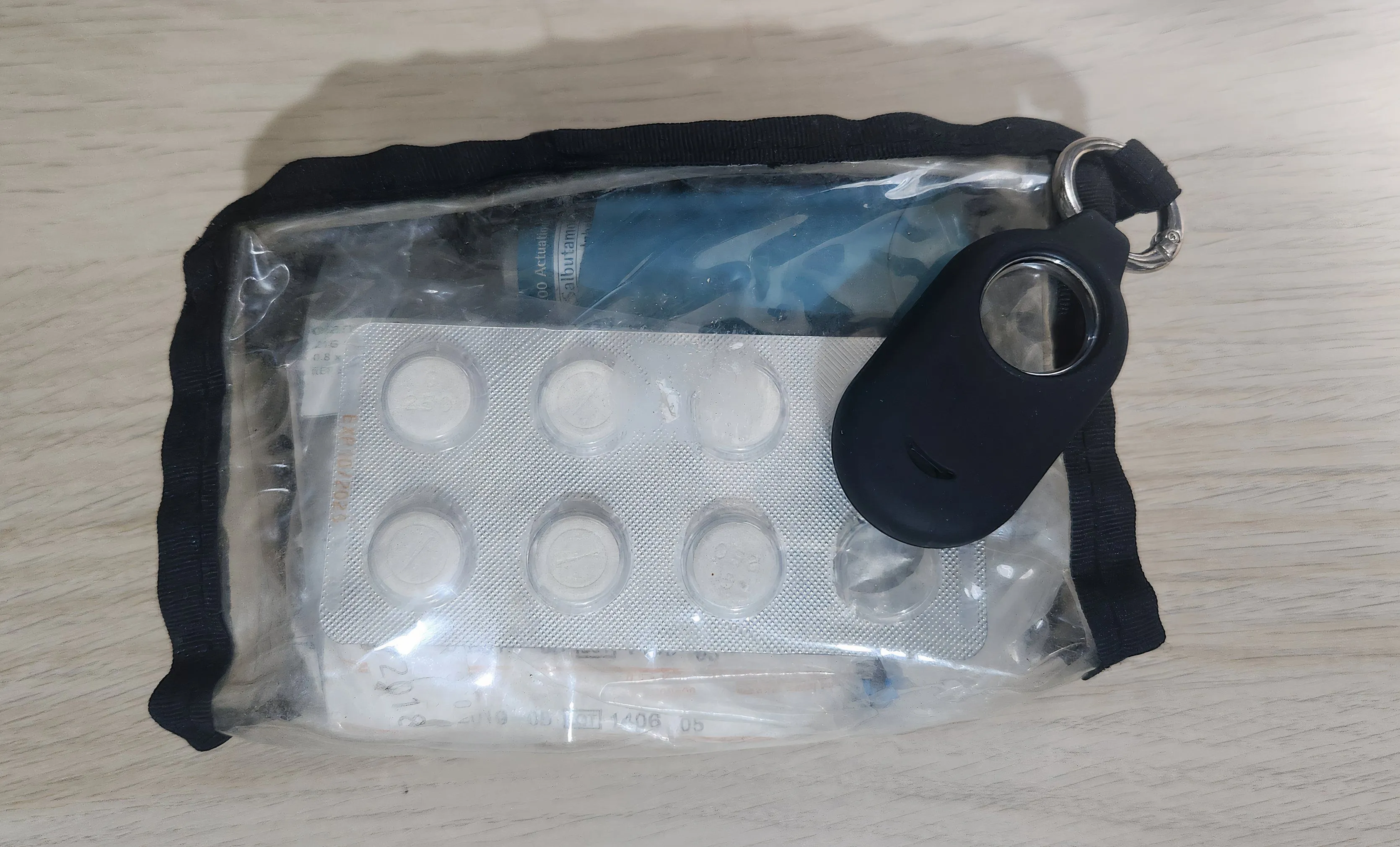Thiết bị định vị AirTag gắn trên túi đựng thuốc y tế, giúp dễ dàng tìm lại thuốc men quan trọng