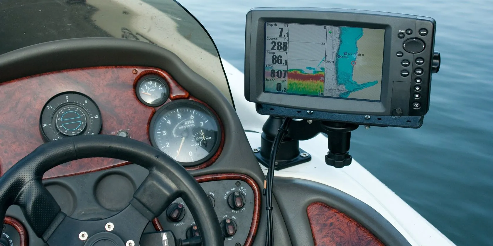 Thiết bị định vị GPS chuyên dụng trên thuyền phục vụ mục đích hàng hải