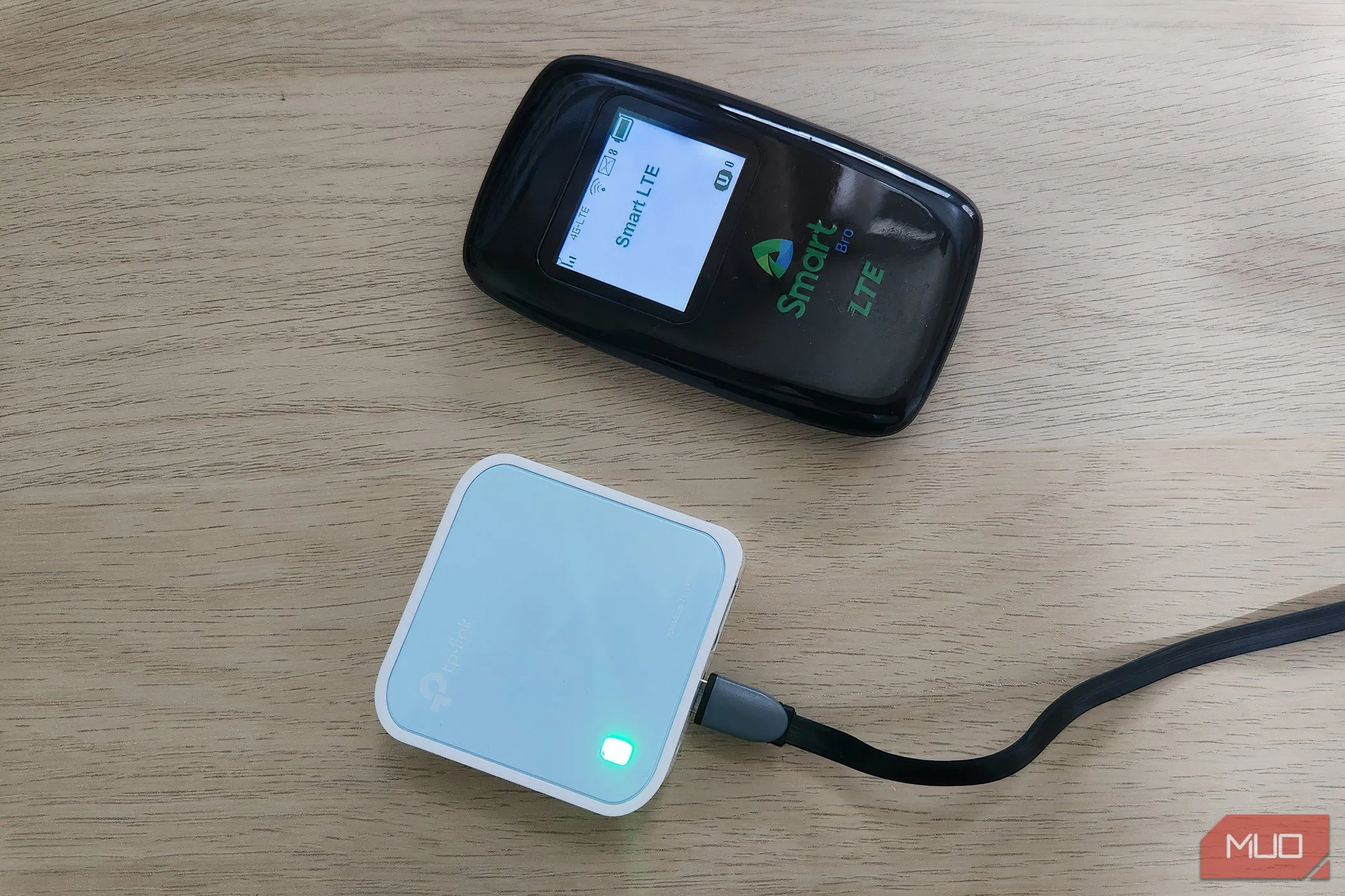 Thiết bị hotspot di động và router du lịch đặt trên bàn làm việc