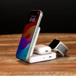 Thiết bị sạc không dây Anker MagGo đặt trên bàn làm việc, minh họa cho dock sạc không dây tiện lợi nhưng có thể gây nóng máy.