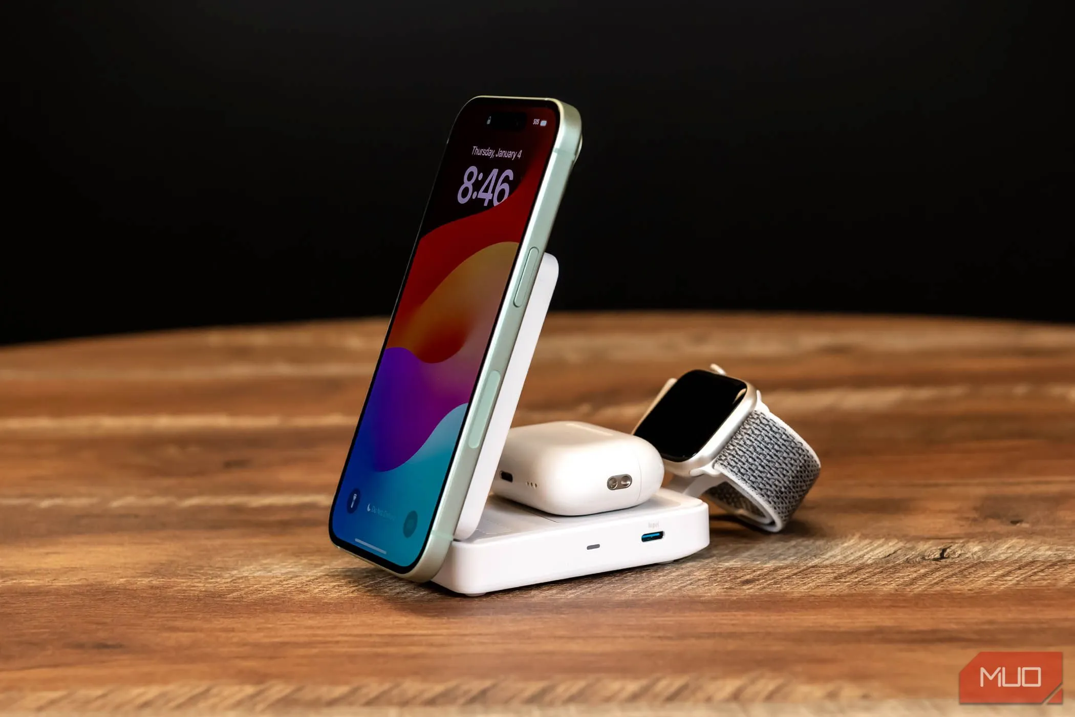 Thiết bị sạc không dây Anker MagGo đặt trên bàn làm việc, minh họa cho dock sạc không dây tiện lợi nhưng có thể gây nóng máy.