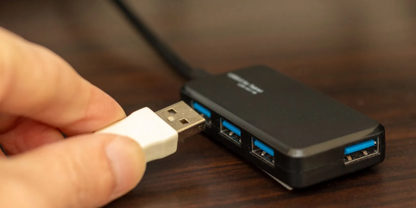 Thiết bị USB được kết nối thông qua USB hub, minh họa việc mở rộng cổng kết nối