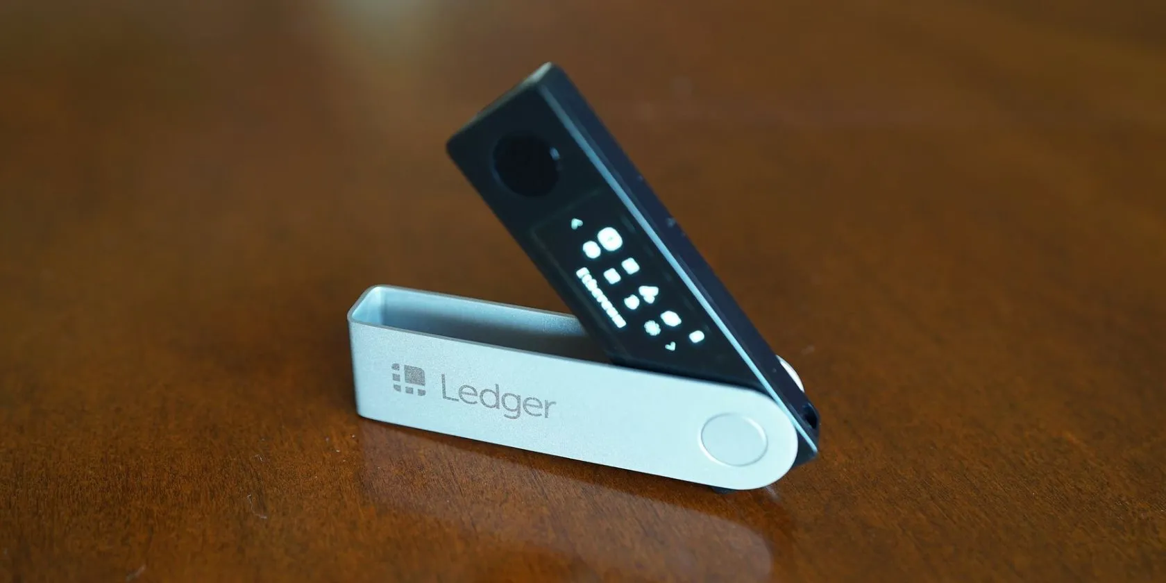 Thiết bị ví cứng Ledger Nano X đặt trên bề mặt gỗ